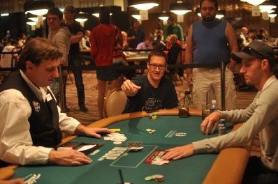 WSOP 2012 : Comment les joueurs tuent-ils le temps à une table ? 101