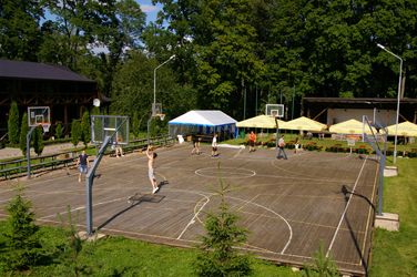 Stovykloje LSPF nariai kojas mankštino ir krepšinio aikštelėje
