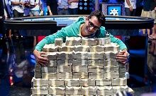 Esfandiari koser seg med noen “få” dollar bunker