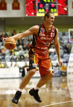 Tony G бросает вызов бывшему игроку NBA, чтобы... 101