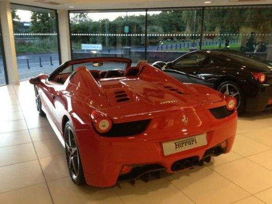 Sam Trickett Compra Ferrari de 0,000 Dólares e Manda "Falinha" no Twitter 101