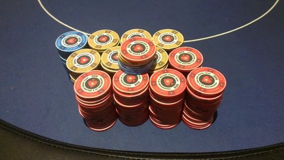 Starten av dag 3. Fint stablet 292 000 chips