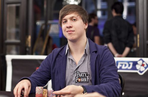 Kupinas pasitikėjimo PartyPoker logotipą prisisegusio Kristijono Andrulio žvilgsnis.