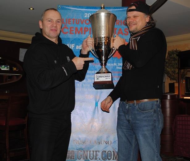 Galiausiai 2011 m. Lietuvos čempionas Ričardas Vymeris perdavė čempiono taurę Liutaurui Armanavičiui.