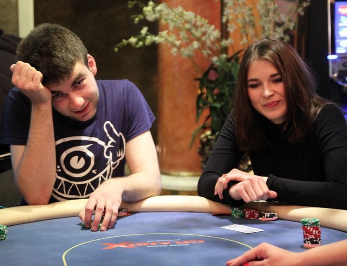 Uku Valner (vasakul) ja Kene Vernik (paremal) 2012. aasta detsembris toimunud pokkeriturniiril PokerNews Live.