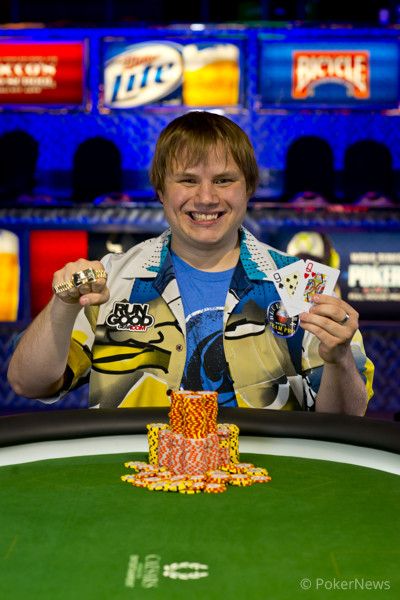 PokerNews Editor Chad Holloway Wins 2013 WSOP Bracelet in Event #1! 105