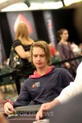 Como aprender con Victor Blom a jugar al poker 101