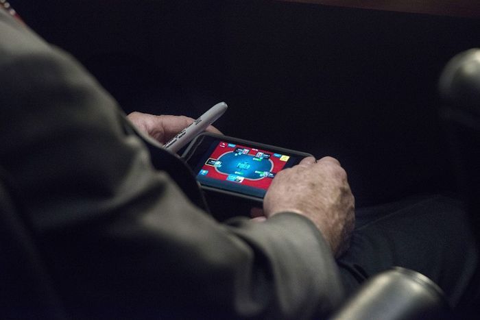 John McCain Apanhado a Jogar Poker no Senado Enquanto se Discutia o Ataque à Síria 101