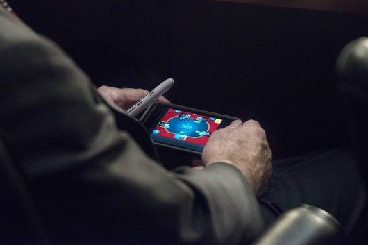 Senátor John McCain přistižen, jak hraje poker během zasedání o Sýrii 101