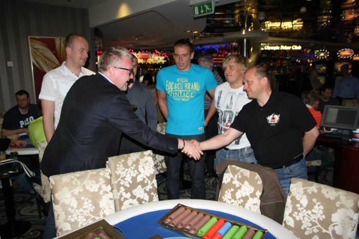 ETPFi president Marek Reinaas (juba ei tea mitmendat korda) Peeter Talvistet õnnitlemas