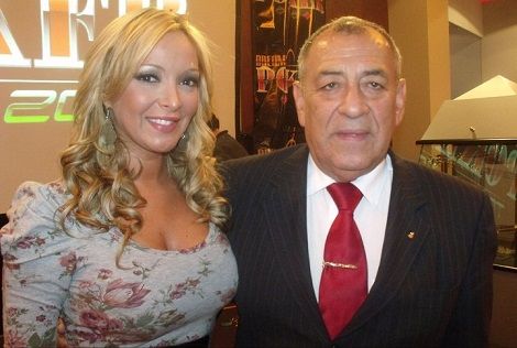 Edgardo Ortega junto a una modelo de Dreams.
