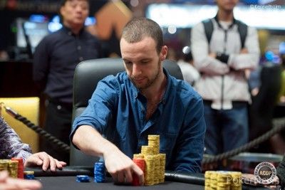 Jan Suchánek ve vedení po dni 1A v .600 Main eventu Aussie Millions 105