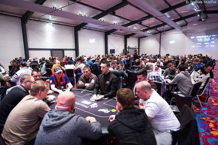 Deň 1a € 200.000 Main eventu PokerNews Cupu je odohraný 101