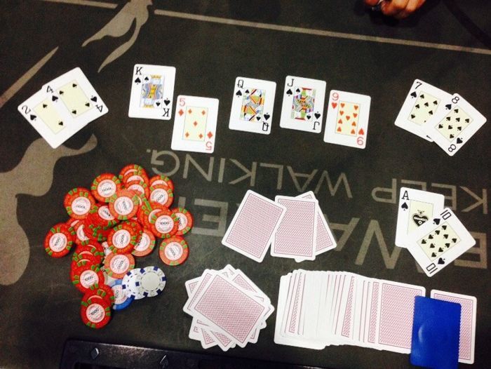Gana ,600 con una escalera real en juego de / 102