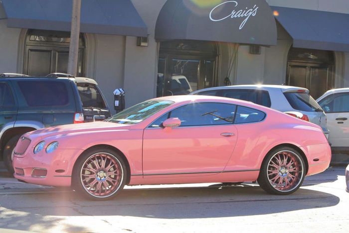 Paris Hilton isi pierde Bentley-ul de 200.000€ la poker 102