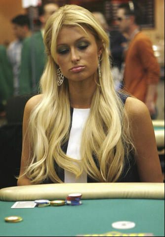 Paris Hilton isi pierde Bentley-ul de 200.000€ la poker 101