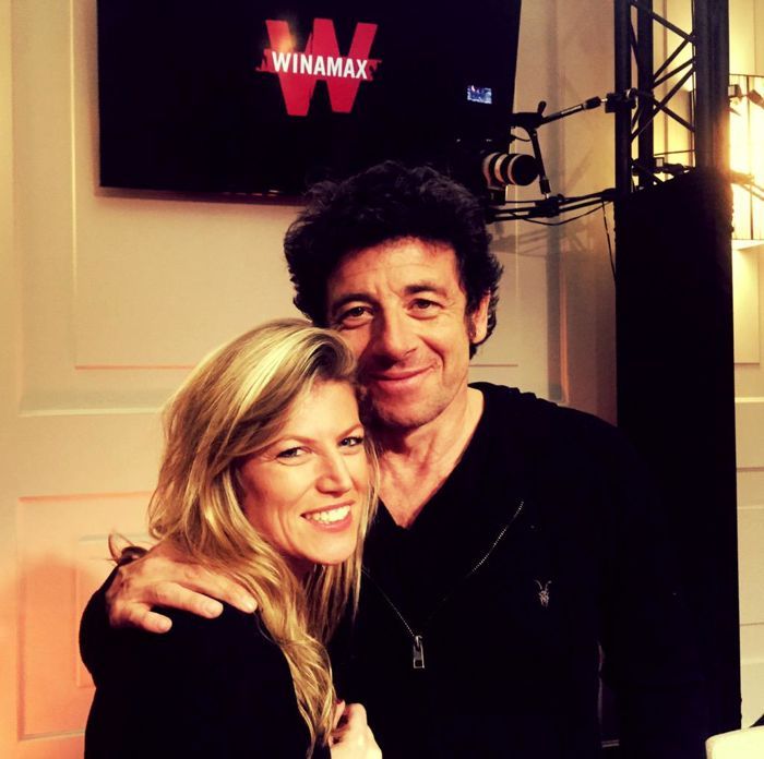 Julie Brochu, aux côtés de Patrick Bruel pendant le tournage des Winamax Live Sessions en mars denier