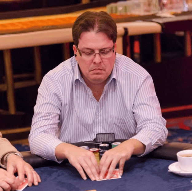 Un Tico cerca de una mesa final del WSOP 101
