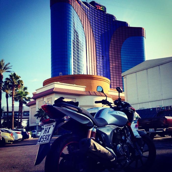 La fameuse moto de Natanoj devant le Rio à Vegas !