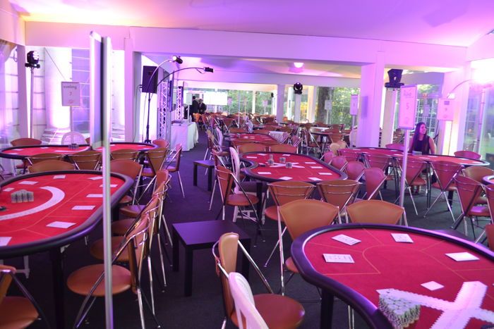La salle dans laquelle s'est déroulée le tournoi. 22 tables au total.
