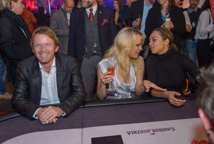 Pamela Anderson aux côtés de la femme de Boris Becker