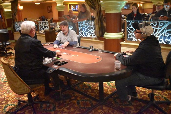 horseshoe casino poker dealer