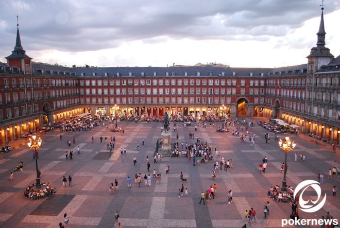 Photo, wikimedia Captions: Plaza Mayor i Madrid
