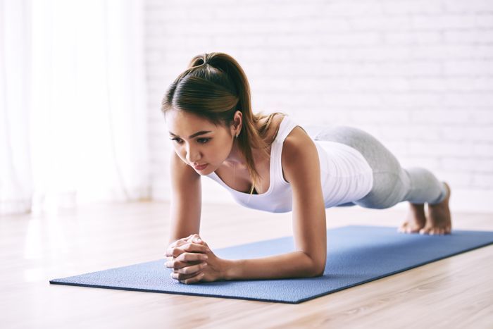 Five Easy bodyweight exercises for poker players girl doing plank