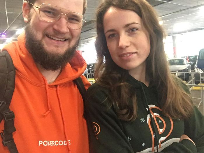 Milko en verloofde Christel in Pokercode gear