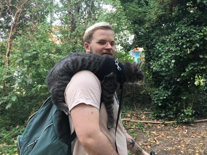 Milko en zijn kat Pim, die zelfs een eigen Instagrampagina heeft