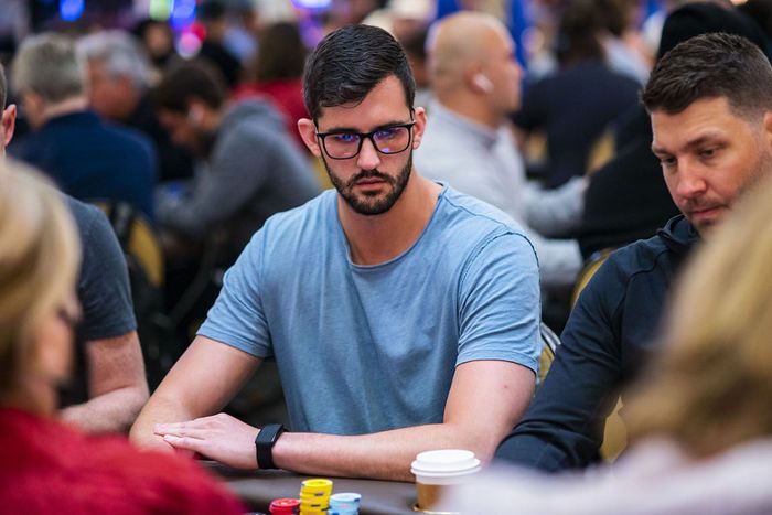 Justin Saliba bermain poker.