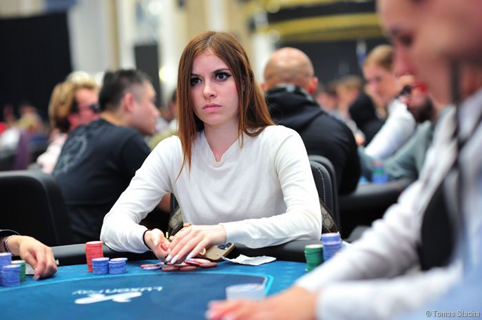 Paulina Loeliger poker bunny