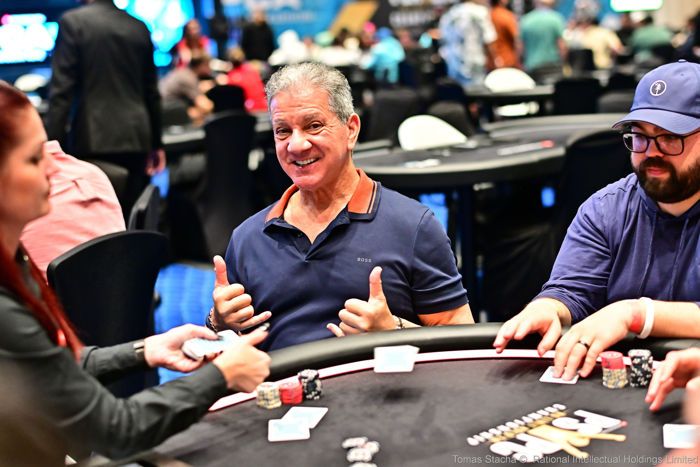 Bruce Buffer beraksi di meja poker 