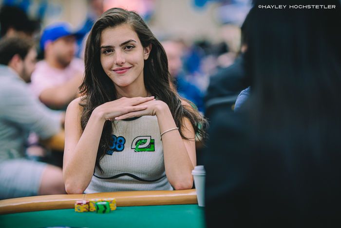 Alexandra Botez bermain poker
