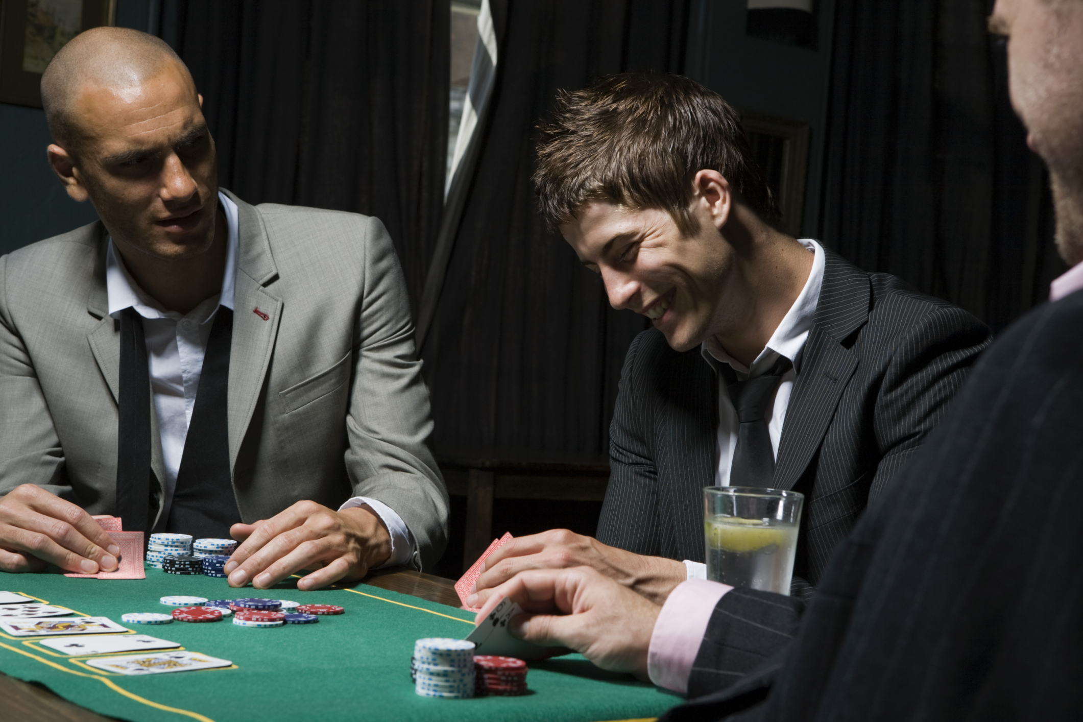 Успех в азартных играх. Игроки за покерным столом. Игрок в Покер. Игрок в казино. Мужики играют в карты.