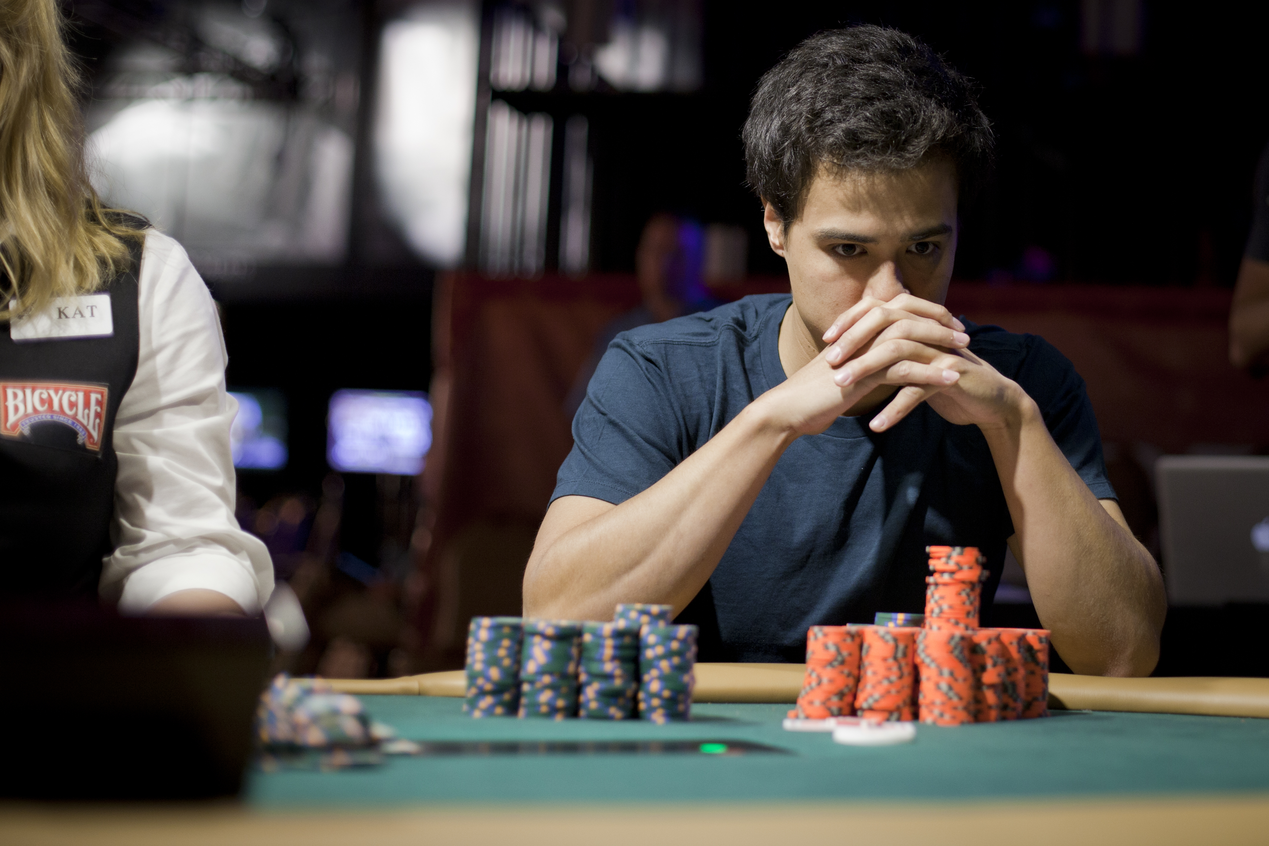 Cara Bertaruh di Turnamen Poker: Panduan untuk Mengukur Taruhan Anda Seperti Seorang Pro | PokerNews