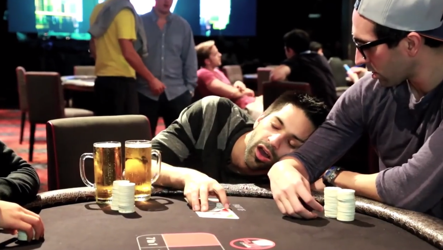 Игрок в Покер. Покер за столом. Пьяное казино. Пьяные игроки в Покер.