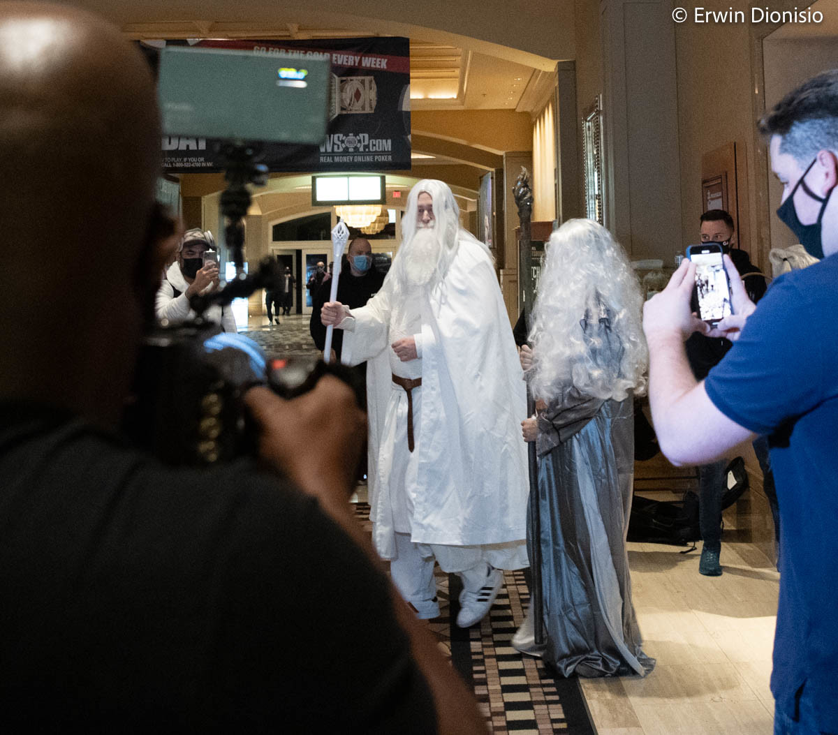 Phil “Gandalf” Hellmuth di pintu masuk utama Acara Utama WSOP 2021.