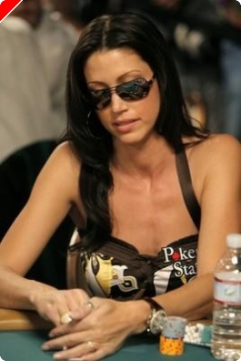 Joueuse de poker - Zoom sur Shannon Elizabeth