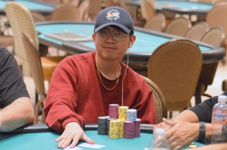 La win pour Huynh... avec le bracelet WSOP et le gros chèque (133.857$)