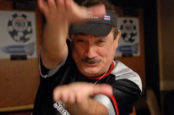 Humberto Brenes gir til veldedighet på hjemmebane 0001 Humberto Brenes gir til veldedighet på hjemmebane 0001