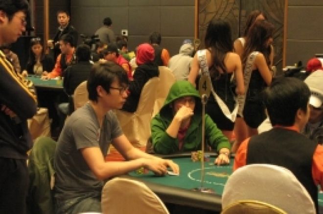 亚洲扑克王大赛第二天(Day2)玩家努力冲刺最终牌桌 0001 亚洲扑克王大赛第二天(Day2)玩家努力冲刺最终牌桌 0001