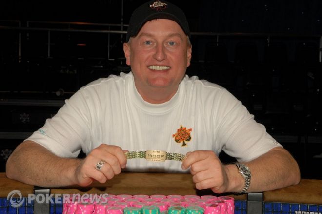 Frank Kassela ($447,446) campionul $10,000 Seven Card Stud Hi-Low Split şi După Prima zi de $5.000 No-Limit Holdem 0001