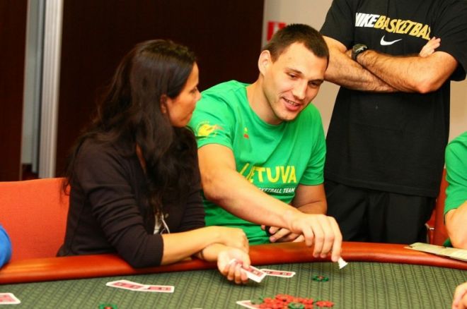 Sportinį pokerį išbandė Lietuvos rinktinės krepšininkai 0001 Sportinį pokerį išbandė Lietuvos rinktinės krepšininkai 0001