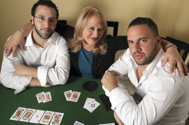 Susan Mizrachi accompagnée de ses fils Michael (The Grinder) et Eric, joueurs de poker