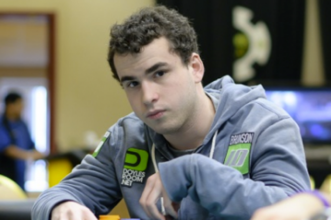 WSOP apyrankės savininkas analizuoja turnyro ranką 0001 WSOP apyrankės savininkas analizuoja turnyro ranką 0001