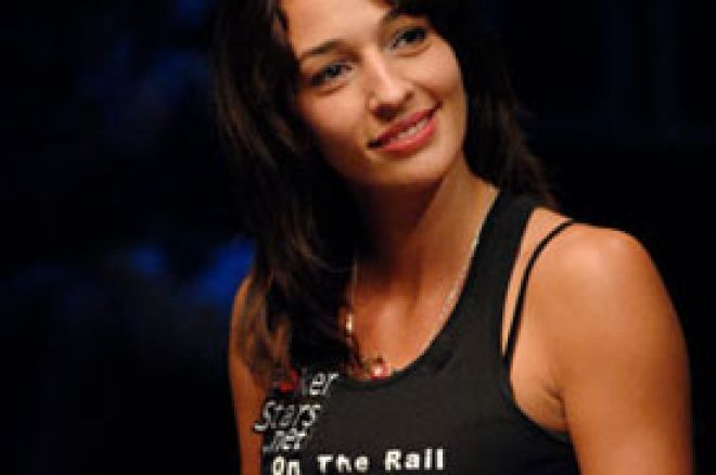 Kara Scott potpisala za PartyPoker 0001 Kara Scott potpisala za PartyPoker 0001