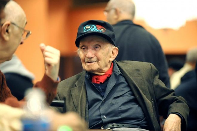 Покер ветеран на 102 продължава да живее с играта 0001 Покер ветеран на 102 продължава да живее с играта 0001