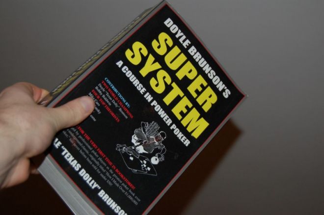 Knygų lentyna: Doyle Brunsono „Super/System“ 0001 Knygų lentyna: Doyle Brunsono „Super/System“ 0001