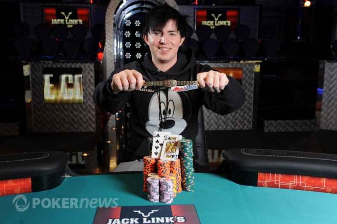 Jake Cody získal náramek a titul Triple Crown 0001 Jake Cody získal náramek a titul Triple Crown 0001